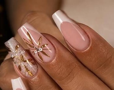 Nail art doré sur ongles nude