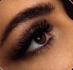 Extensions de cils, regard de profil